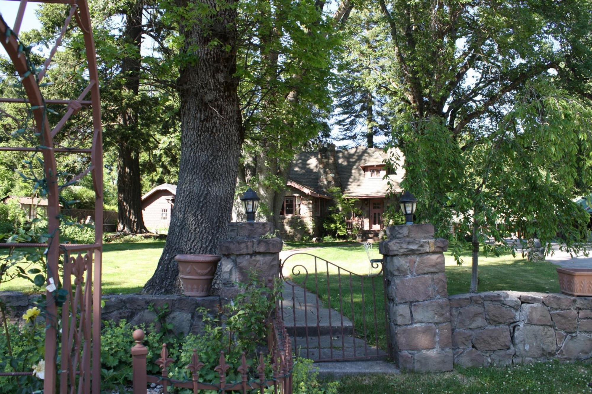 Strawberry Valley Inn Маунт-Шаста Экстерьер фото